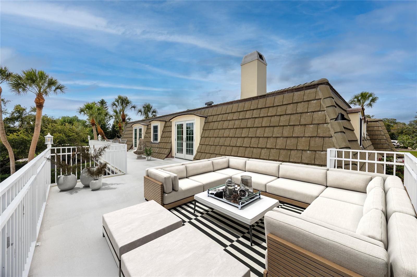 Expansive 2nd floor patio