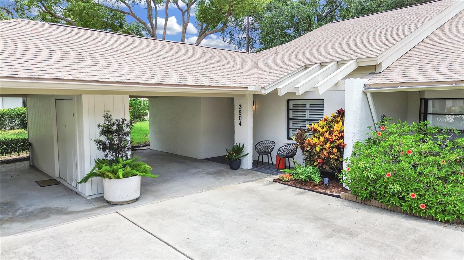 This location of this END-UNIT Villa affords privacy.