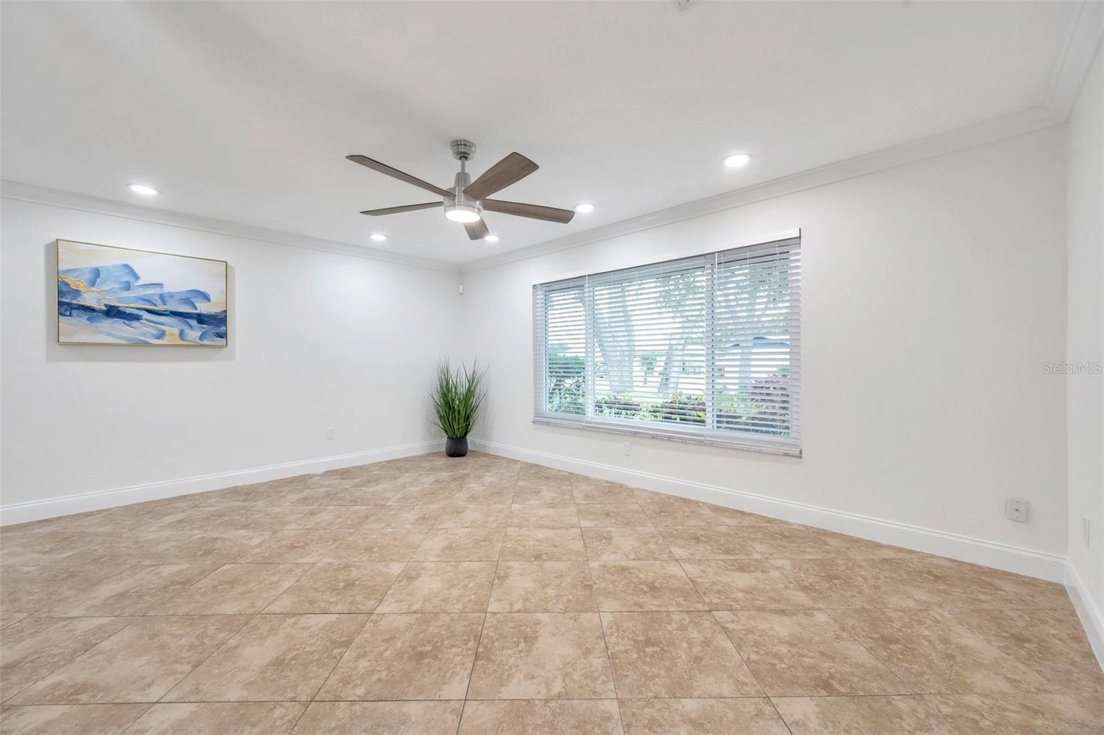 LIVING ROOM LOOKS AT FRONT YARD.