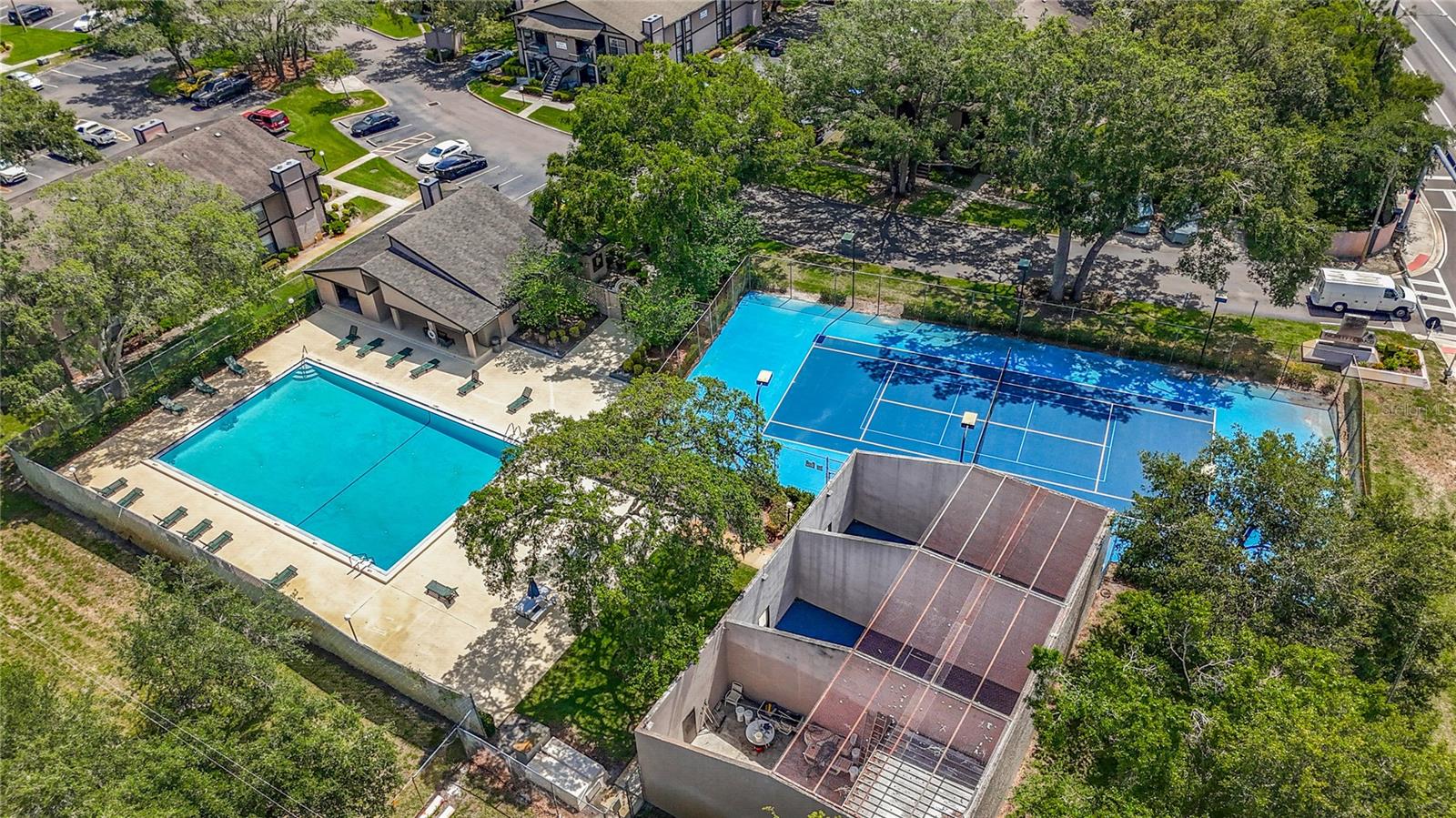 Overview of Pool, tennis & racketball courts