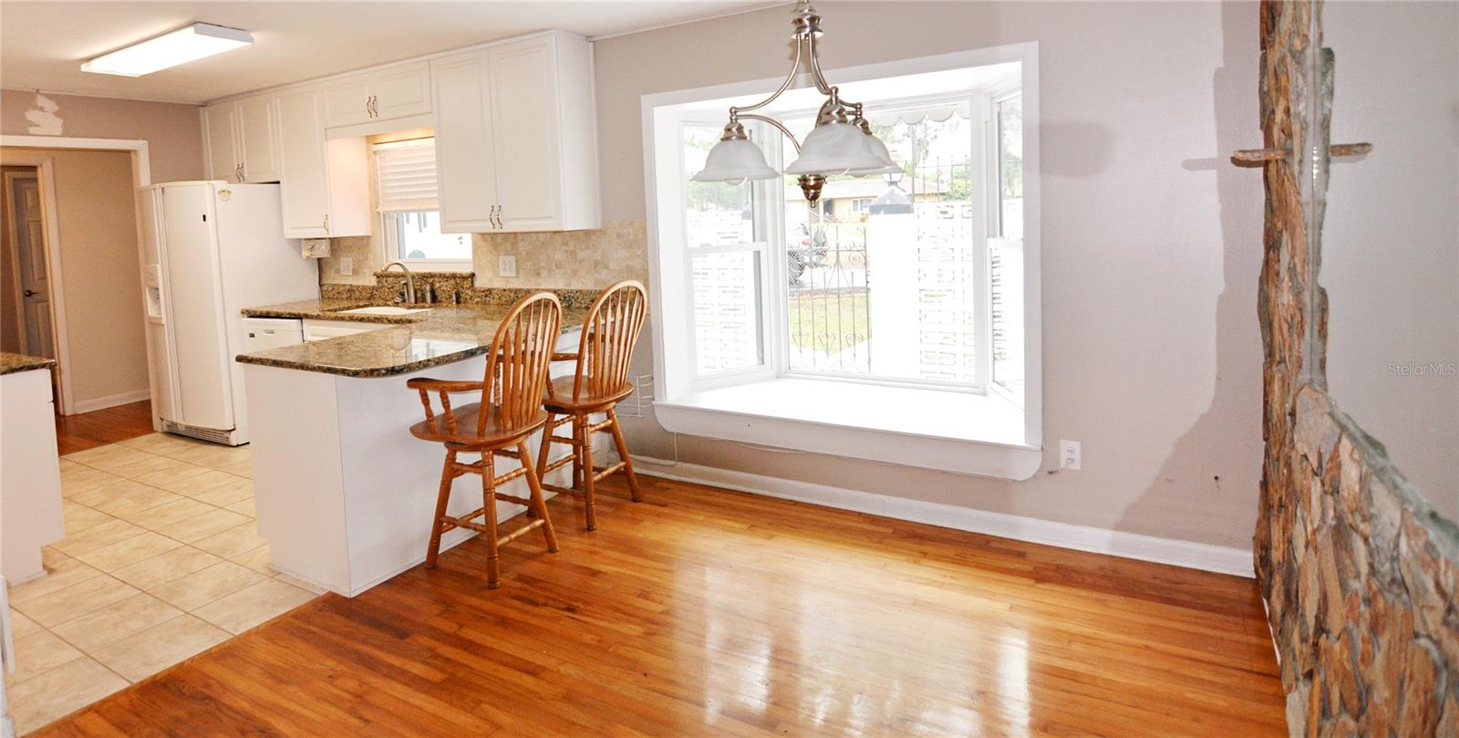 Breakfast bar and nook
