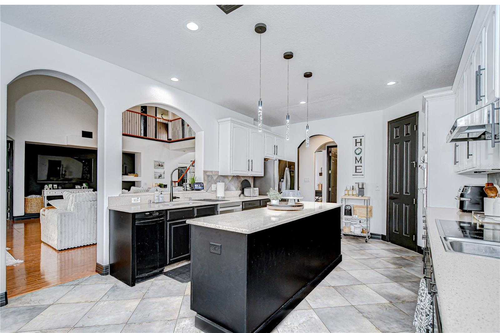 Plenty of space to prepare meals as a family in this open concept feeling!