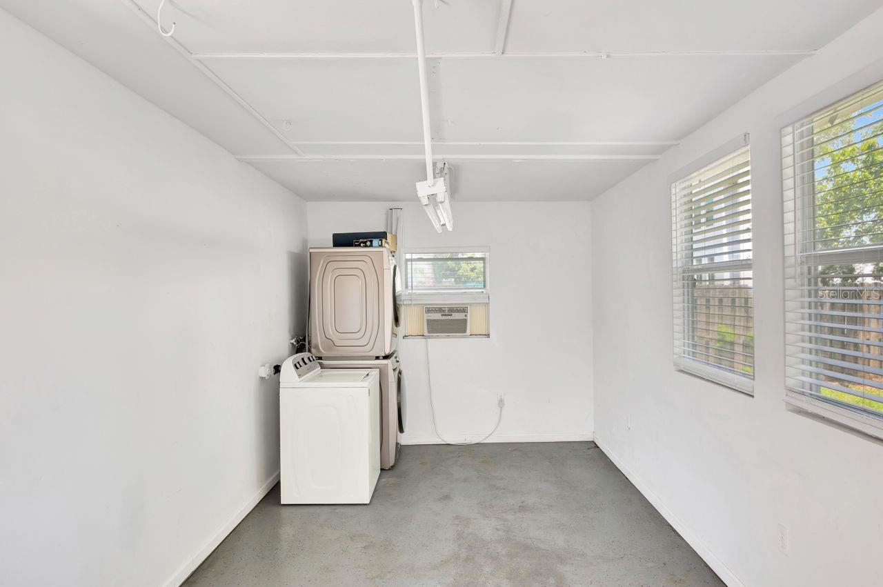 Large laundry rrom with w/d and lots of storage