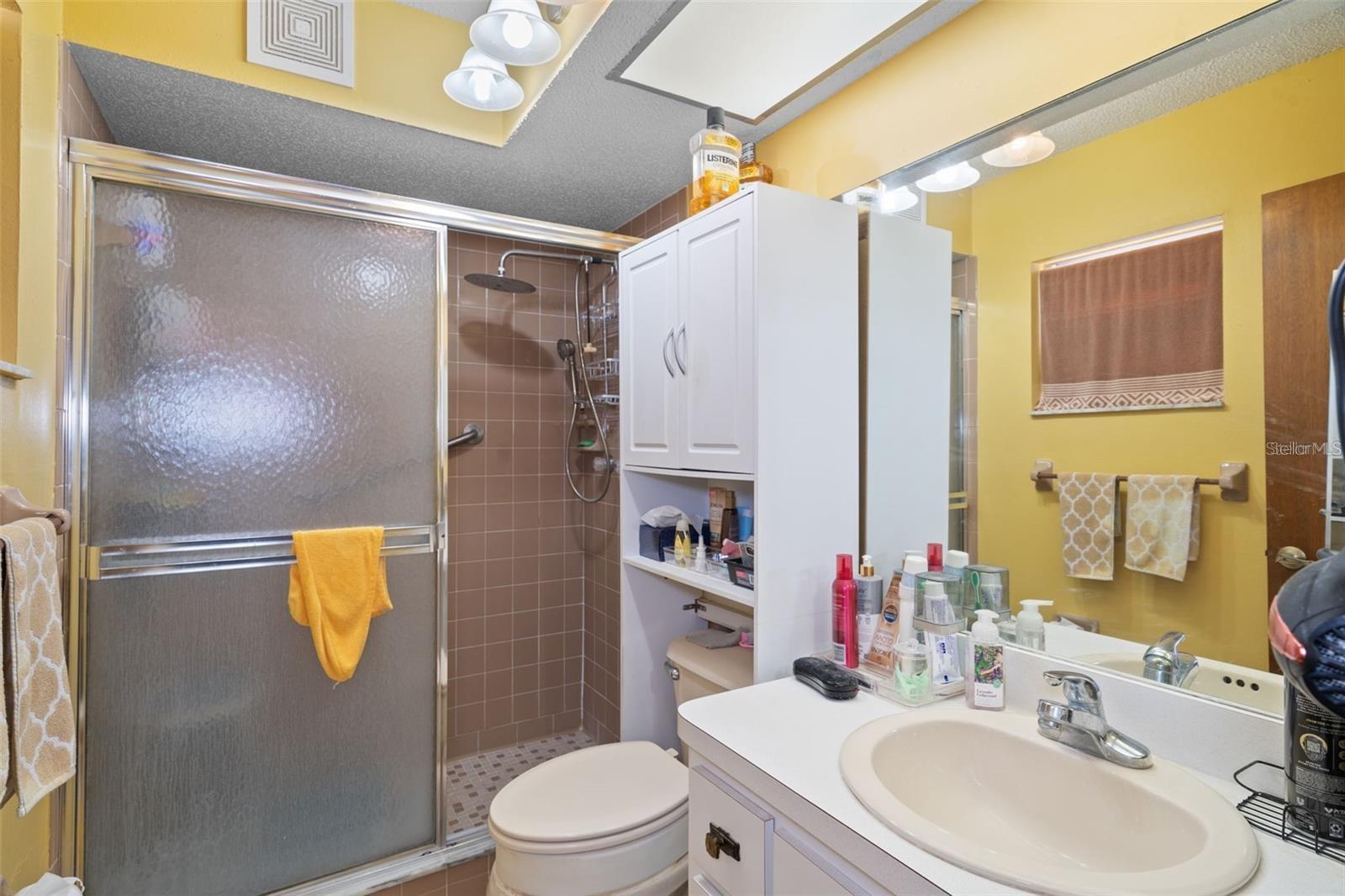 MASTER EN-SUITE BATHROOM