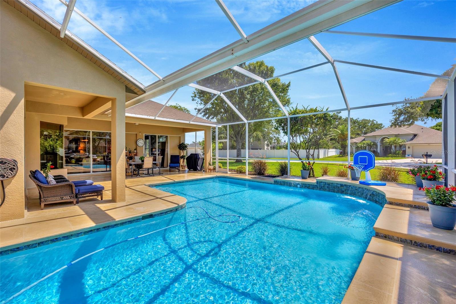 Enclosed Pool Oasis!