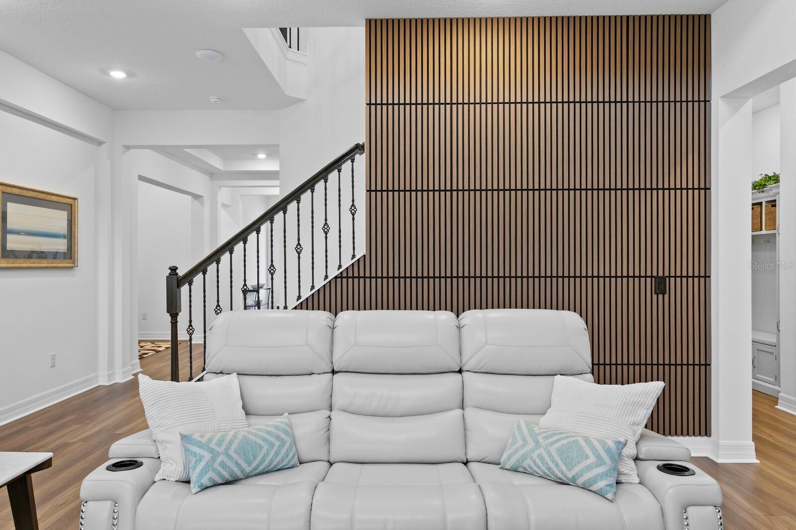 Accent- sound minimizing wall