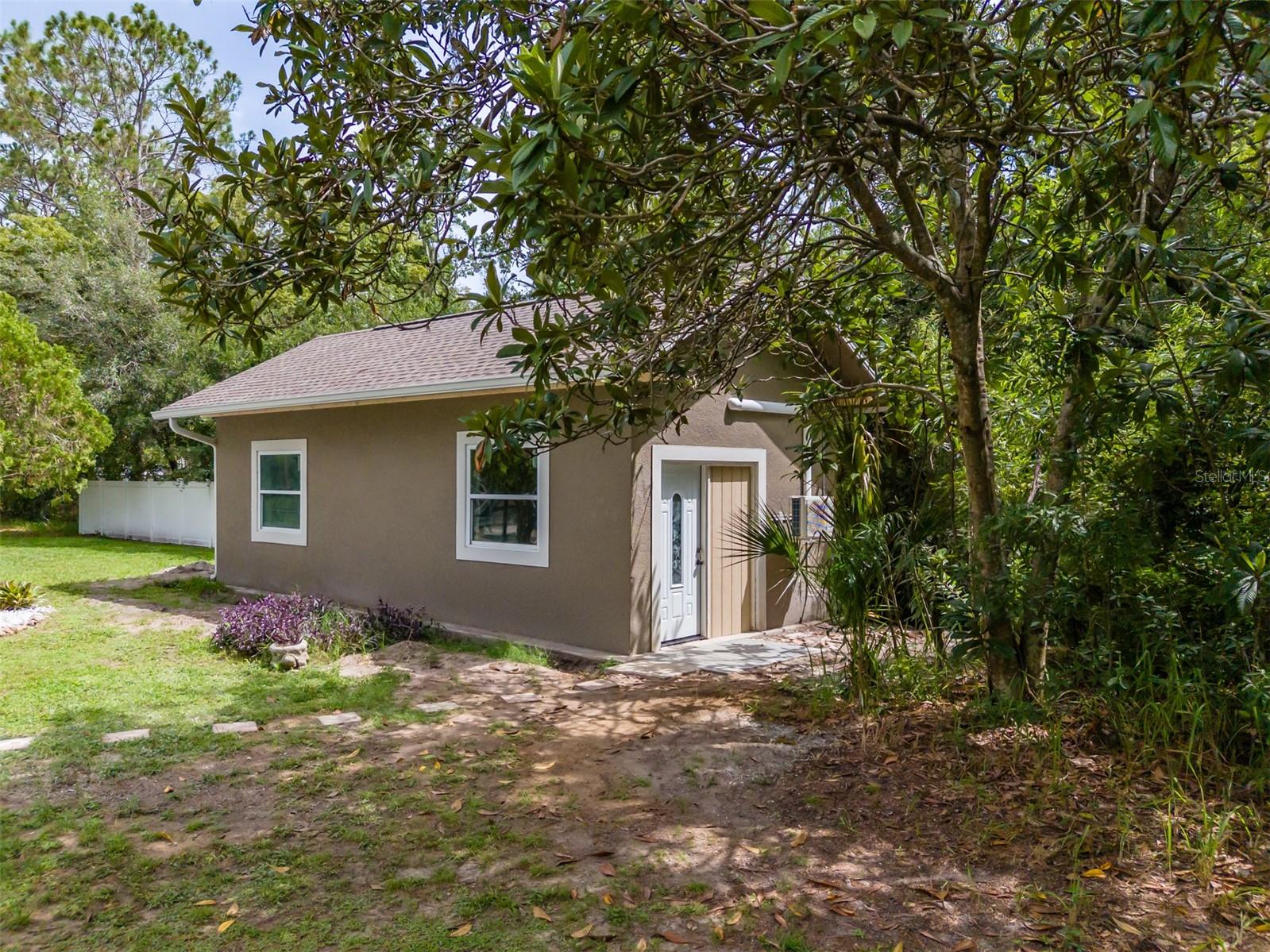 Seperate Guest/In-law House w/ kitchenette, full bath, Studio