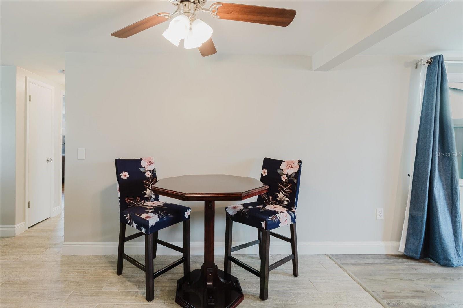eat-in Kitchen