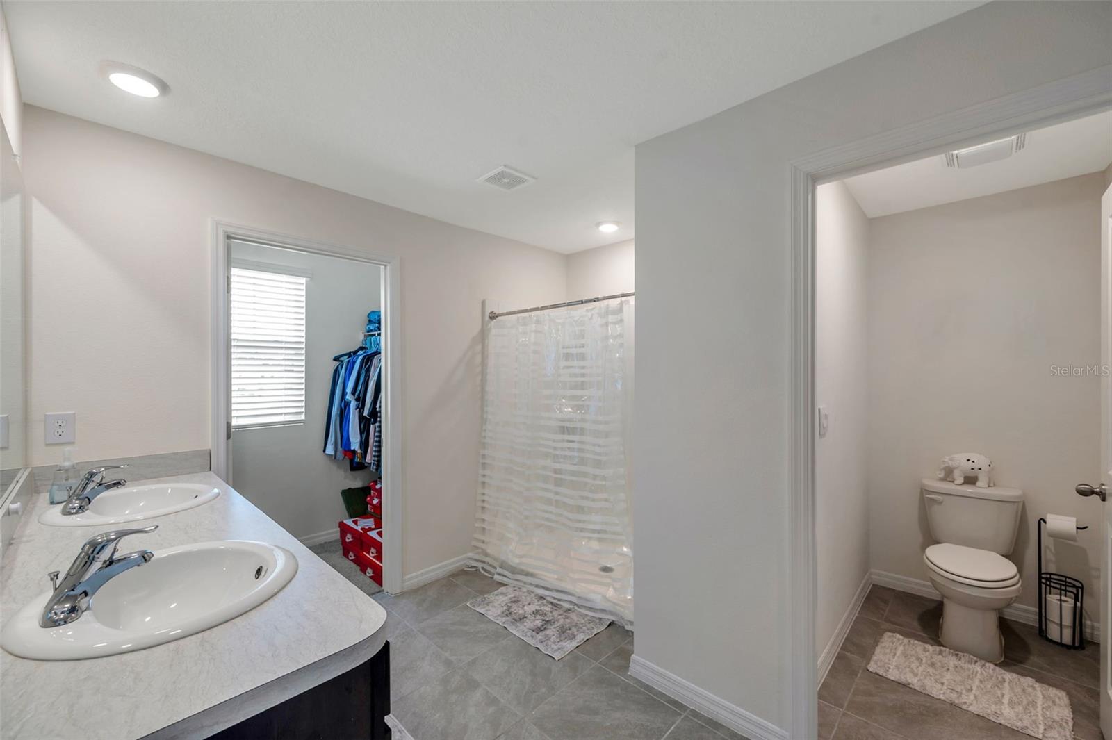 Owners ensuite, water closet, walk-in closet 2