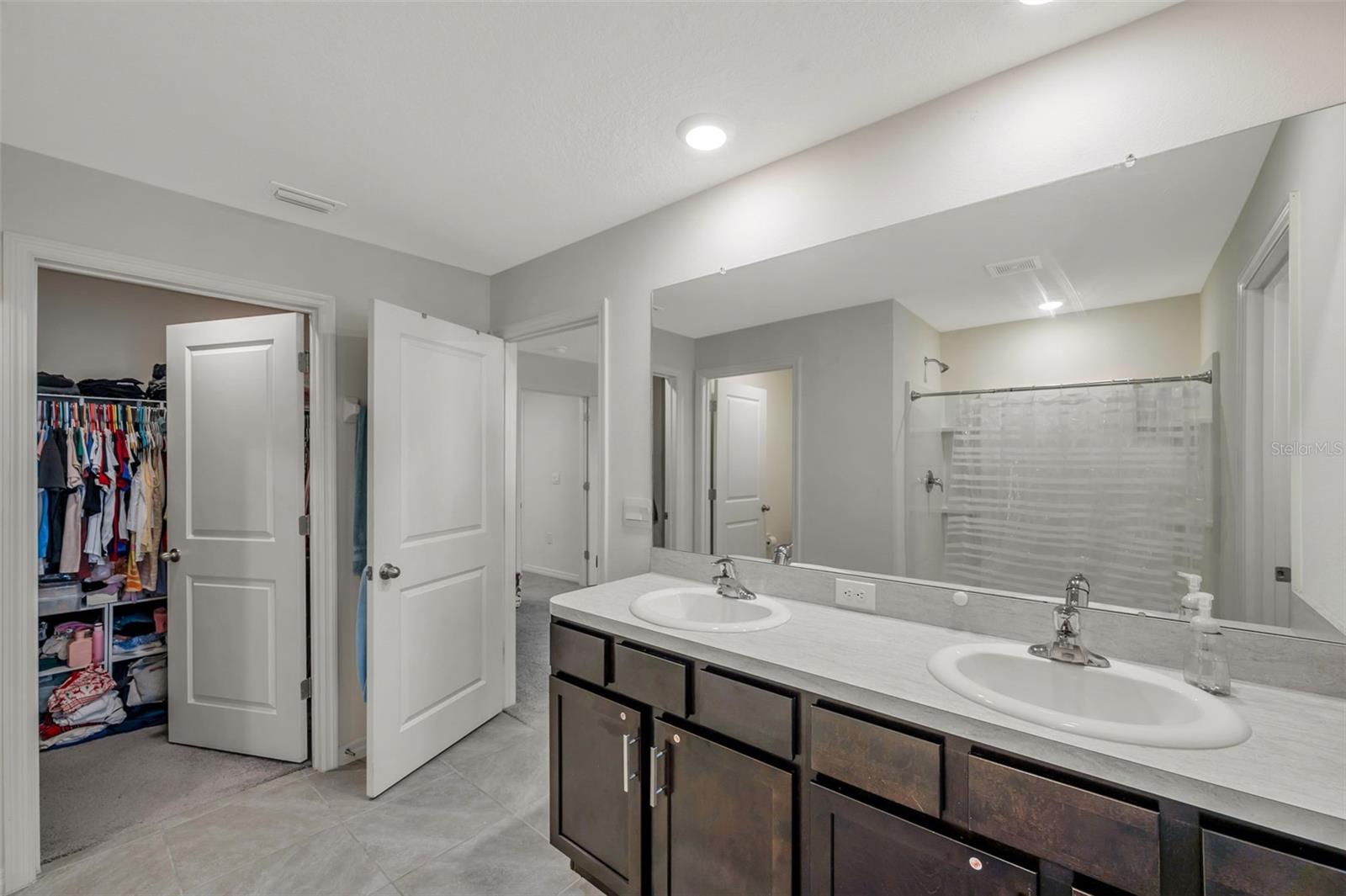 Owners ensuite, walk-in closet 1