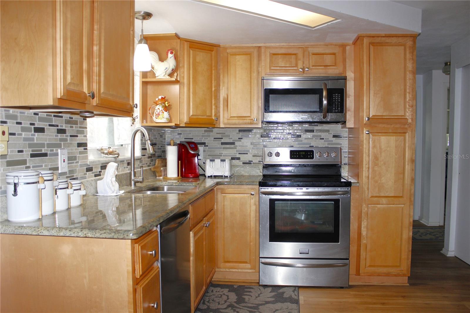 KITCHEN GRANITE TOPS AND STAINLESS STEEL APPLIANCES