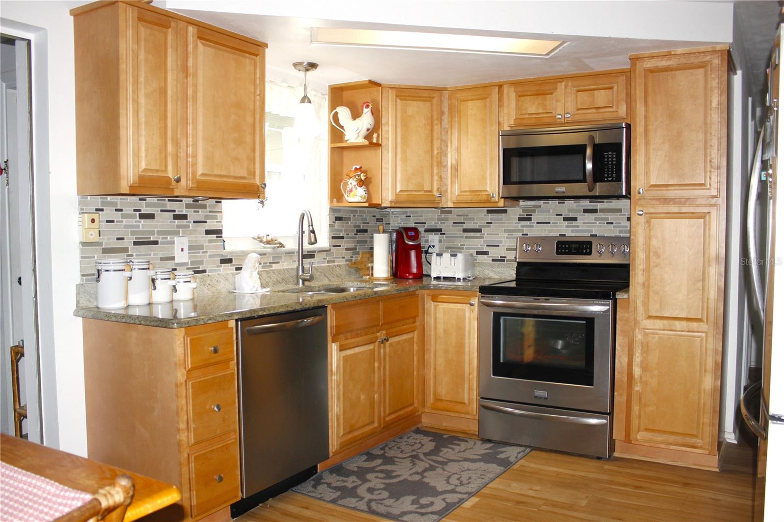 KITCHEN GRANITE TOPS AND STAINLESS STEEL APPLIANCES