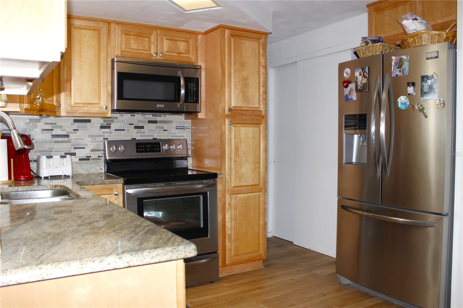 KITCHEN GRANITE TOPS AND STAINLESS STEEL APPLIANCES