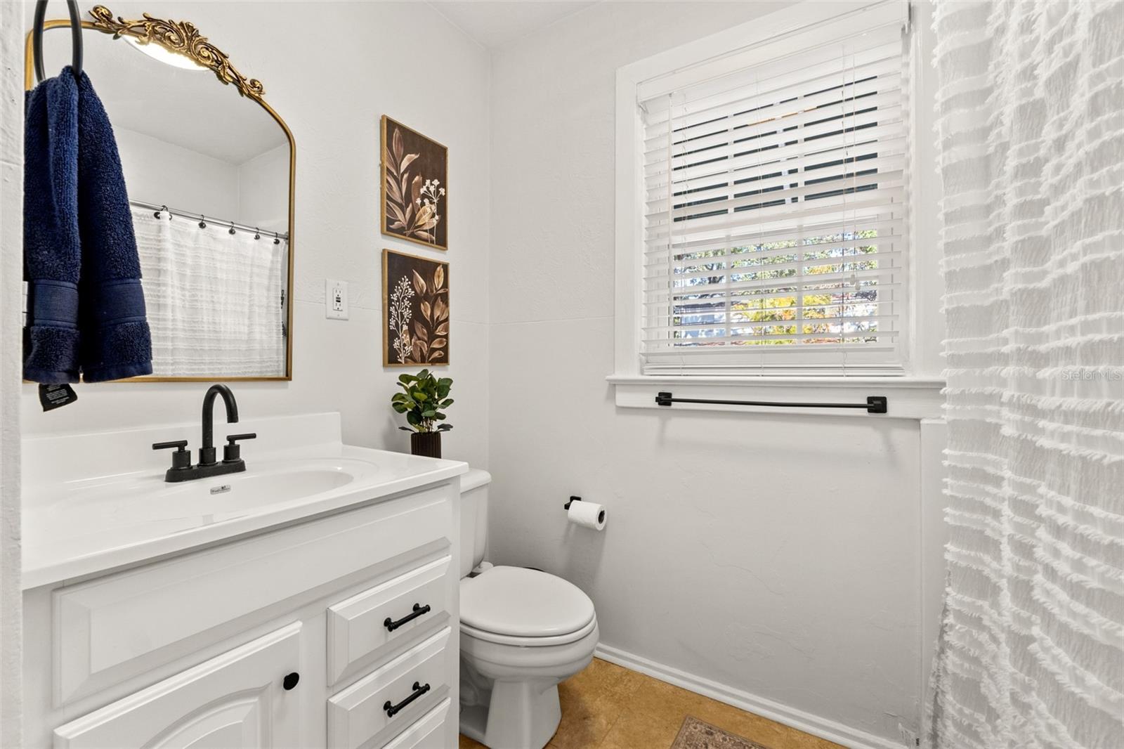 Bathroom 1 with Tub/Shower
