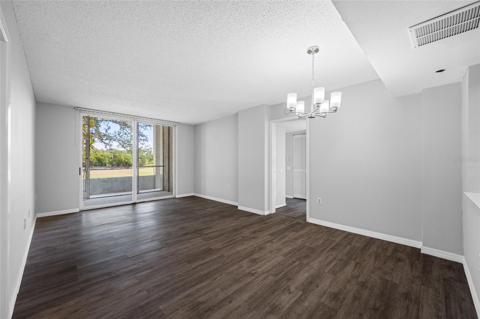 LIVING/ DINING ROOM