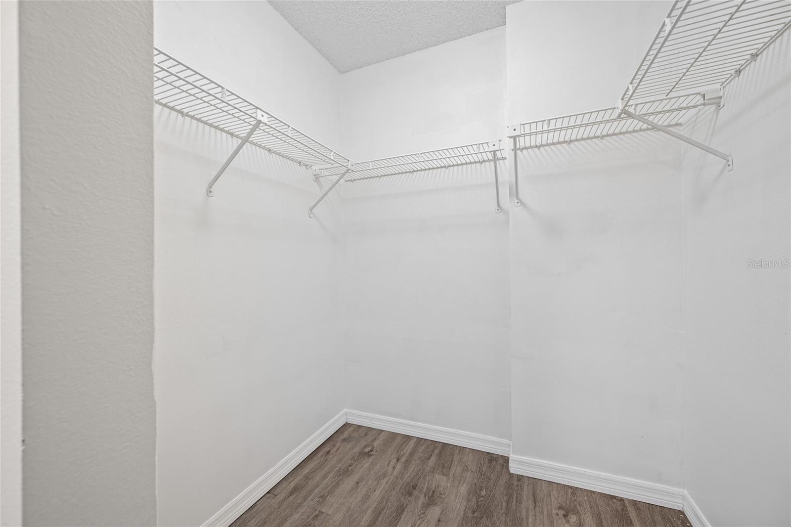 WALK IN CLOSET