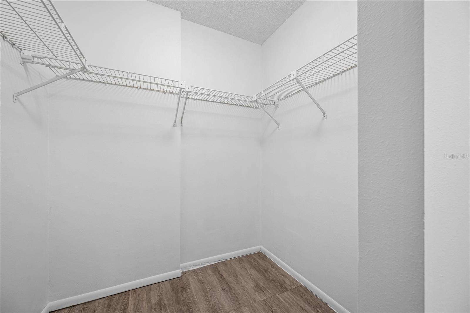WALK IN CLOSET