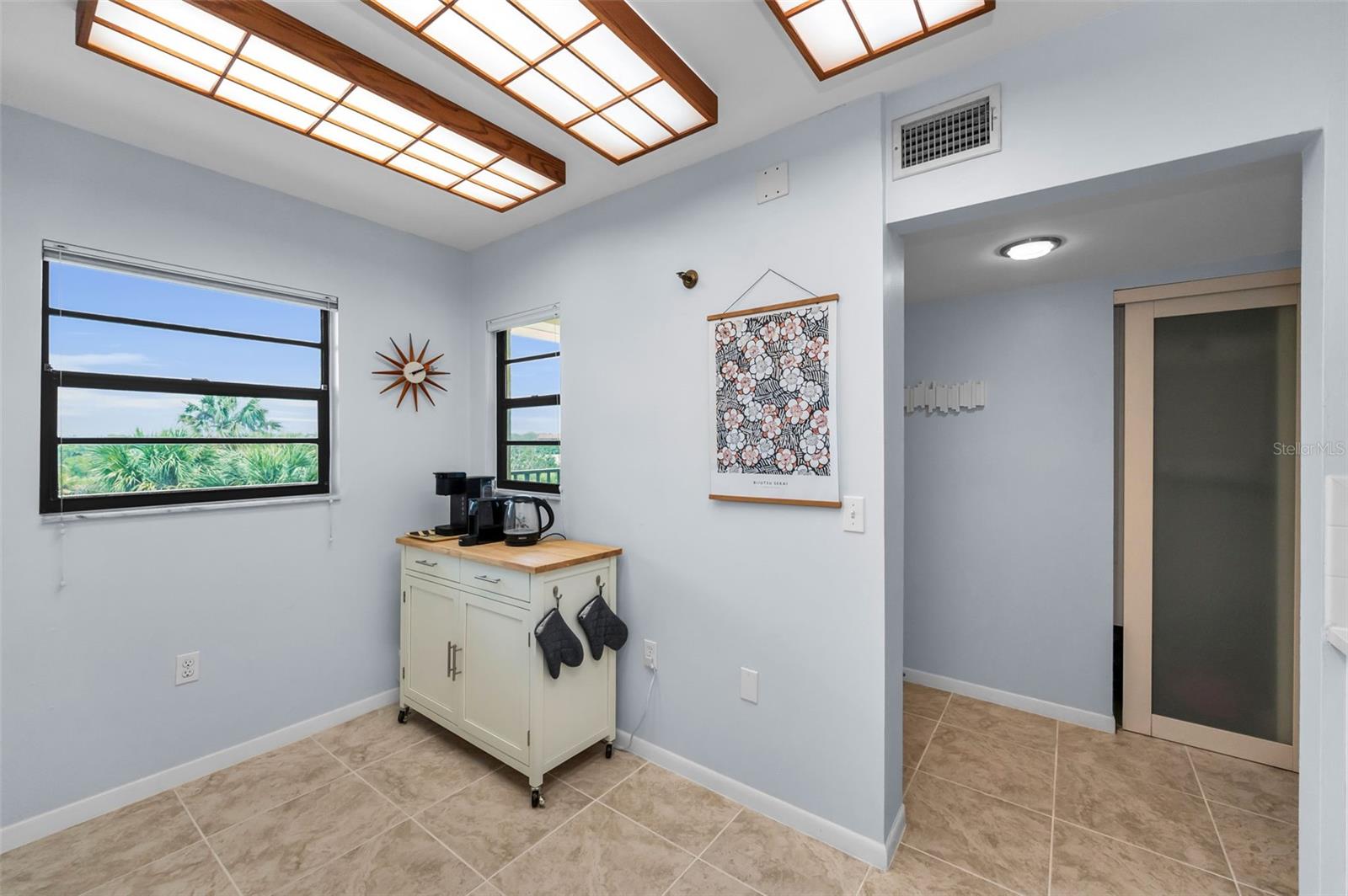 .. Large 10 x 13 Kitchen.. Solid Wood Cabinetry - Plenty of Storage Space.