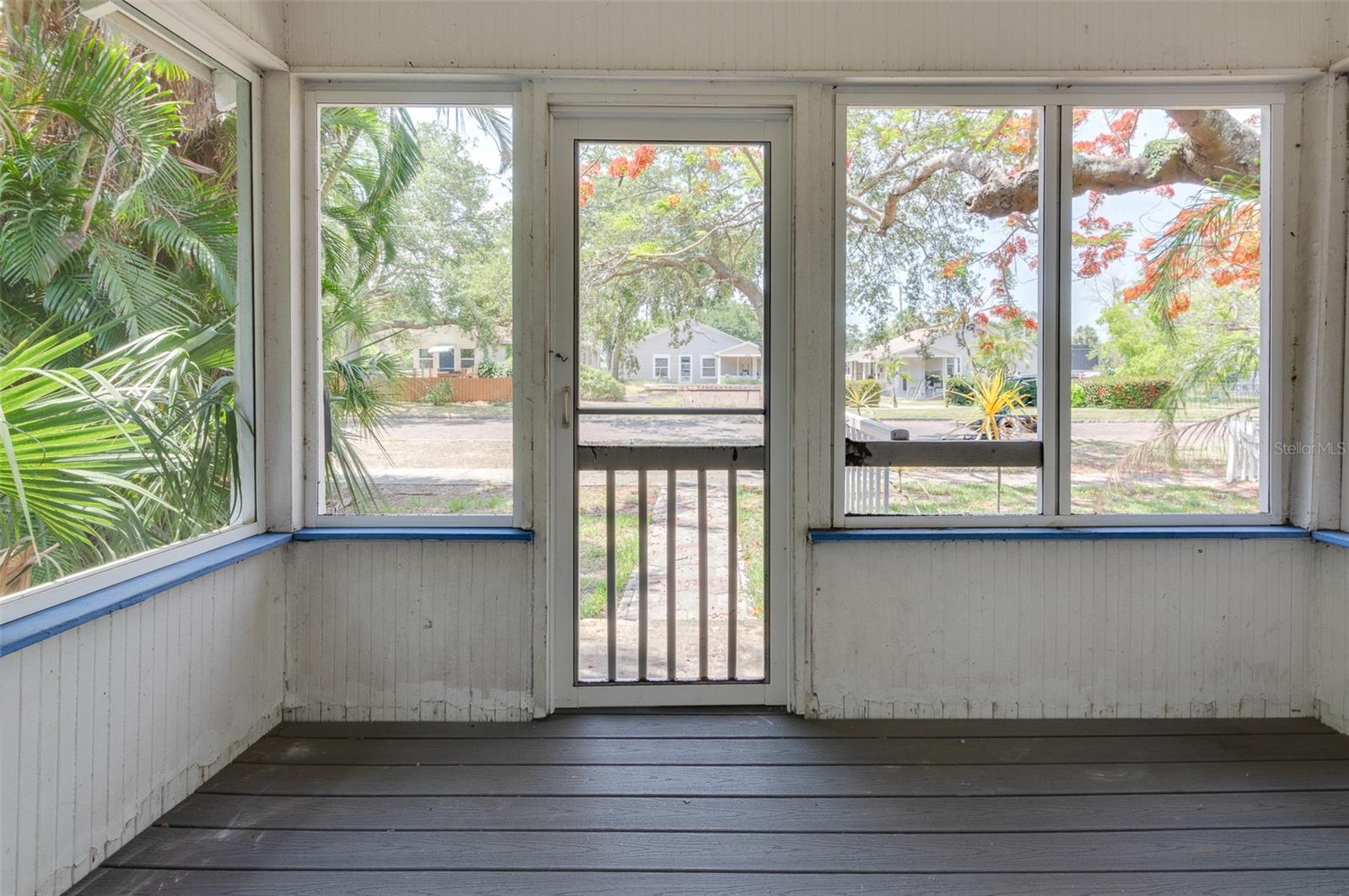 Cute front porch!