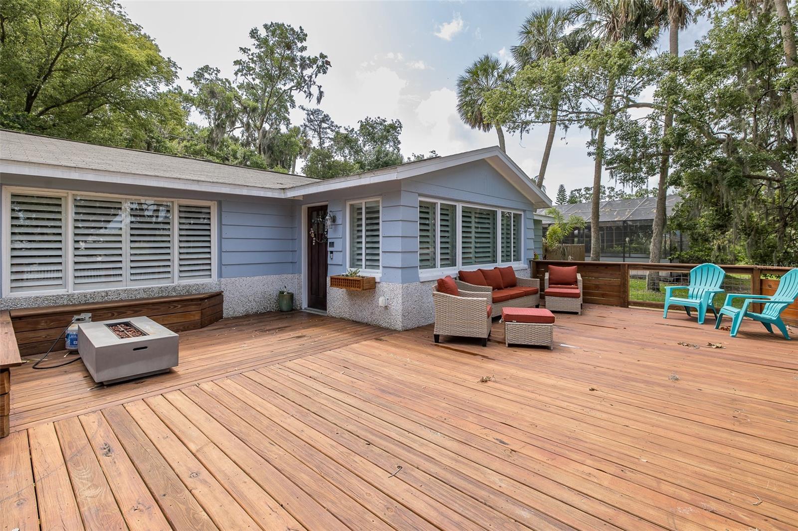 HUGE FRONT DECK