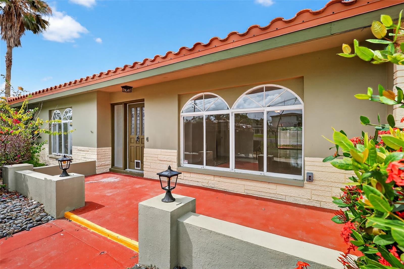 The front entry area has plenty of room for outdoor furniture