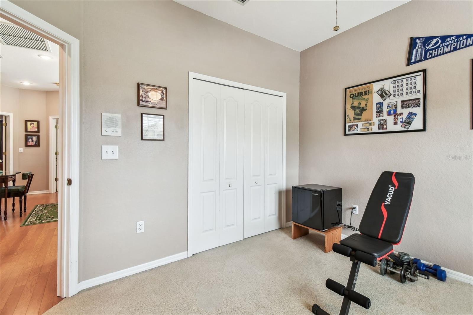 This bedroom has a ceiling fan.