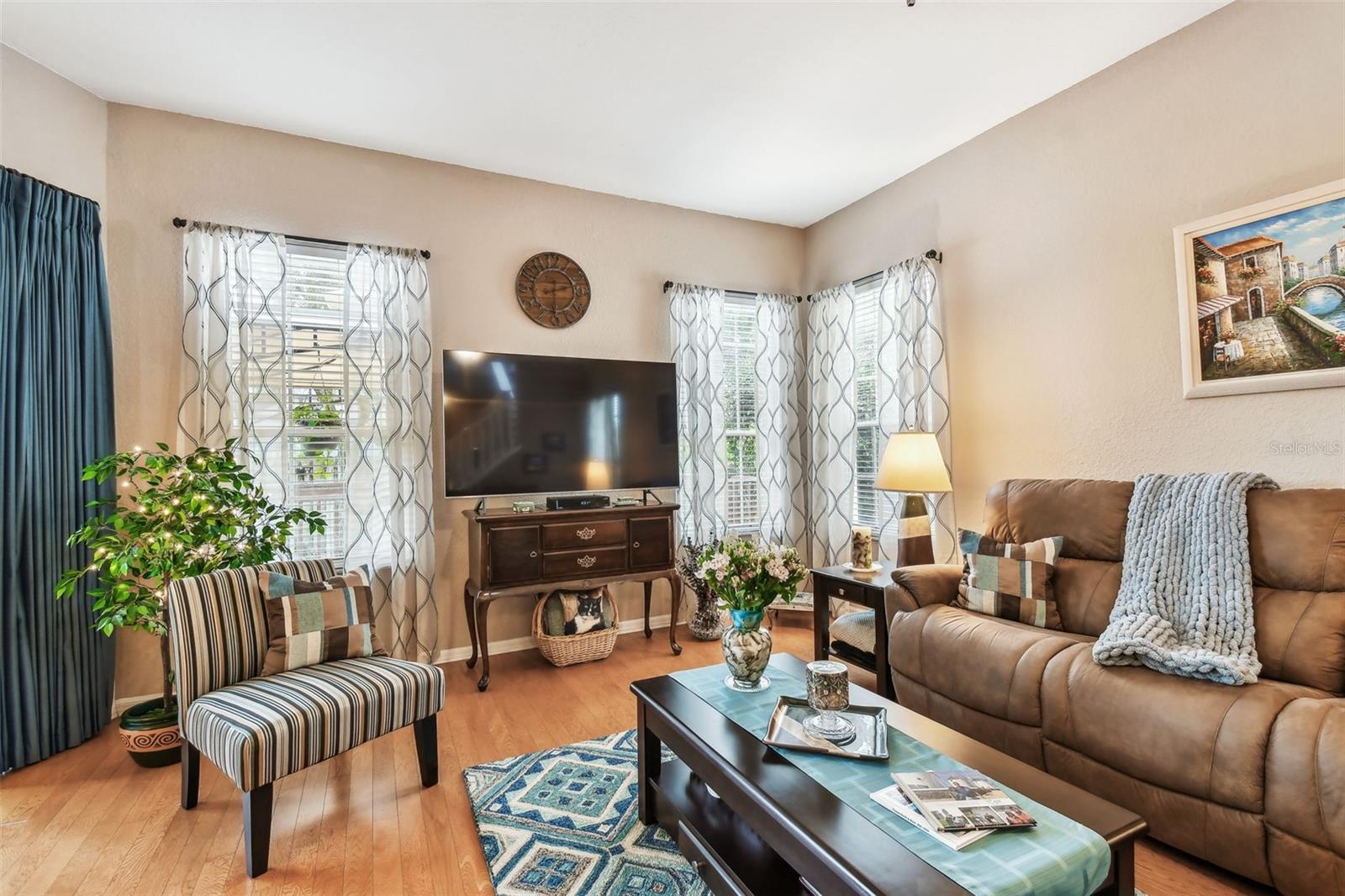 Living Room with Sliding Glass Doors to Enclosed Screened In Patio