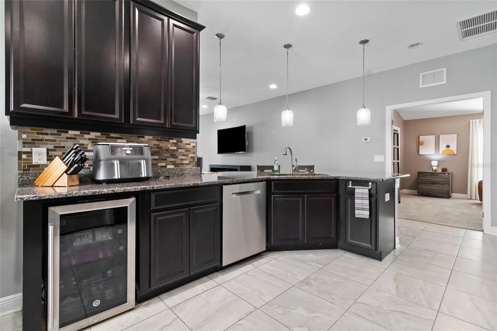 That is plenty of counter space for multiple chefs!