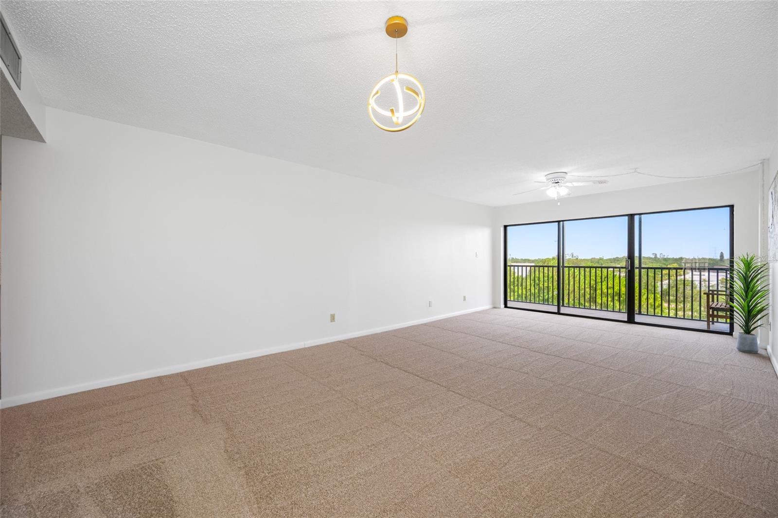 Spacious living with direct access to the lanai