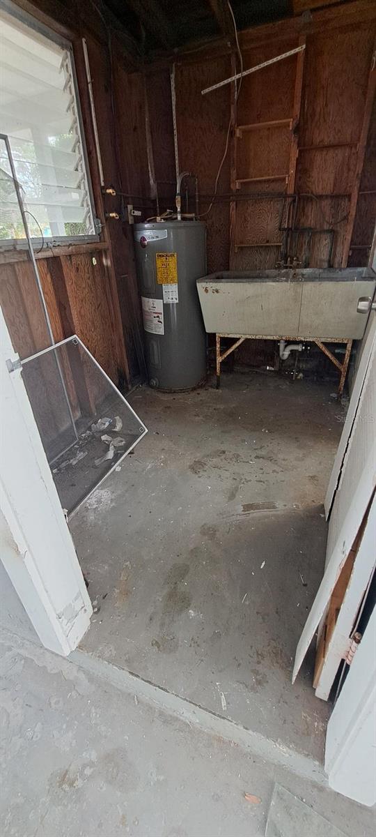 Outside storage shed / Laundry Room