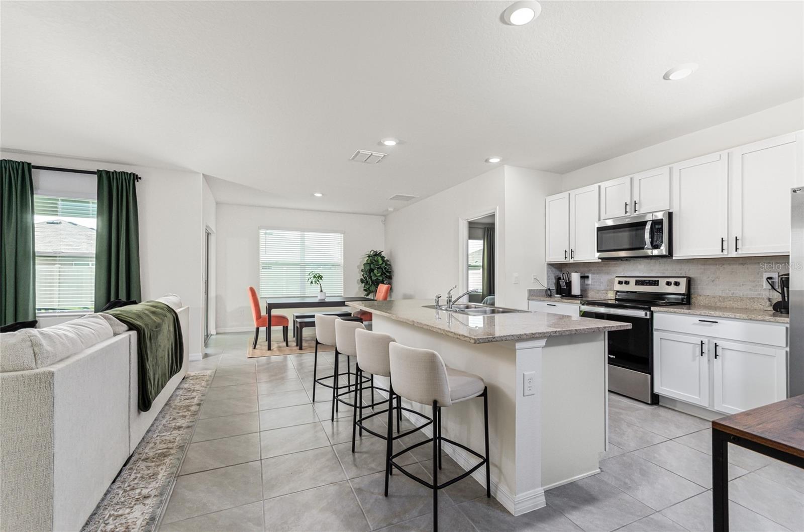 Kitchen bar and Island