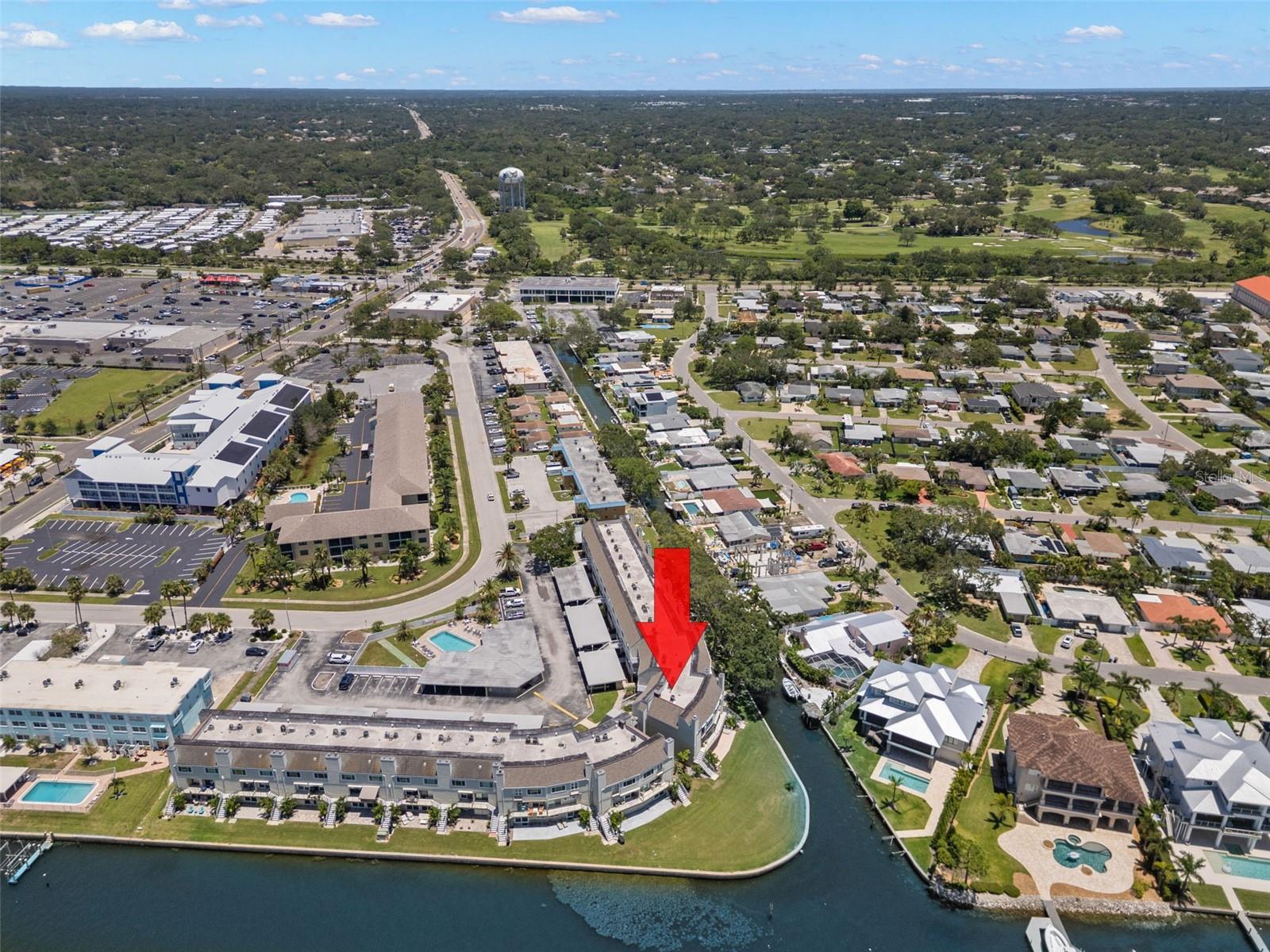 Walking distance to shops, restaurants, Walgreens and banks. Al little piece of hidden paradise.