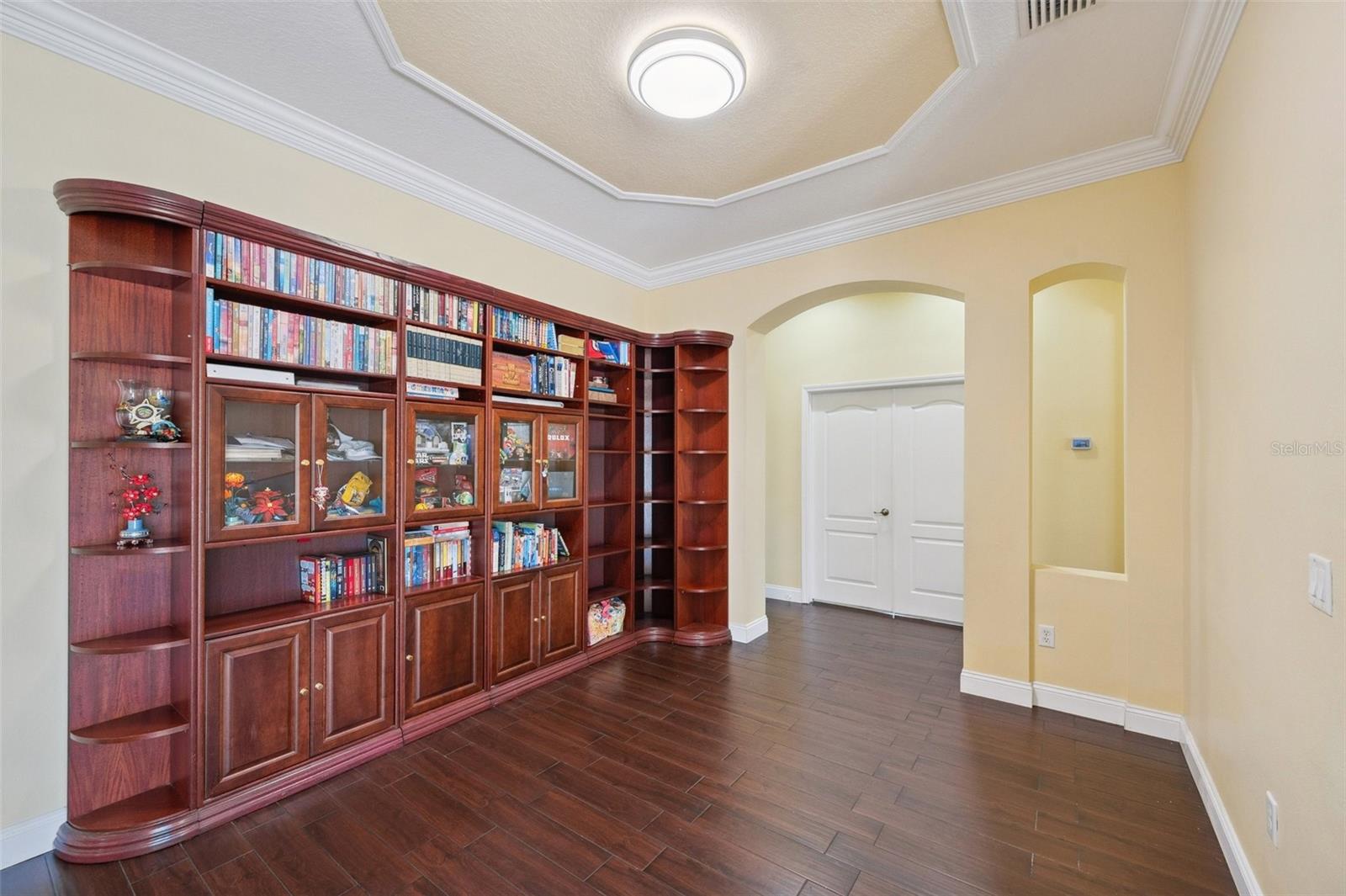 Another view of the dining room. The bookshelves are not built-in.