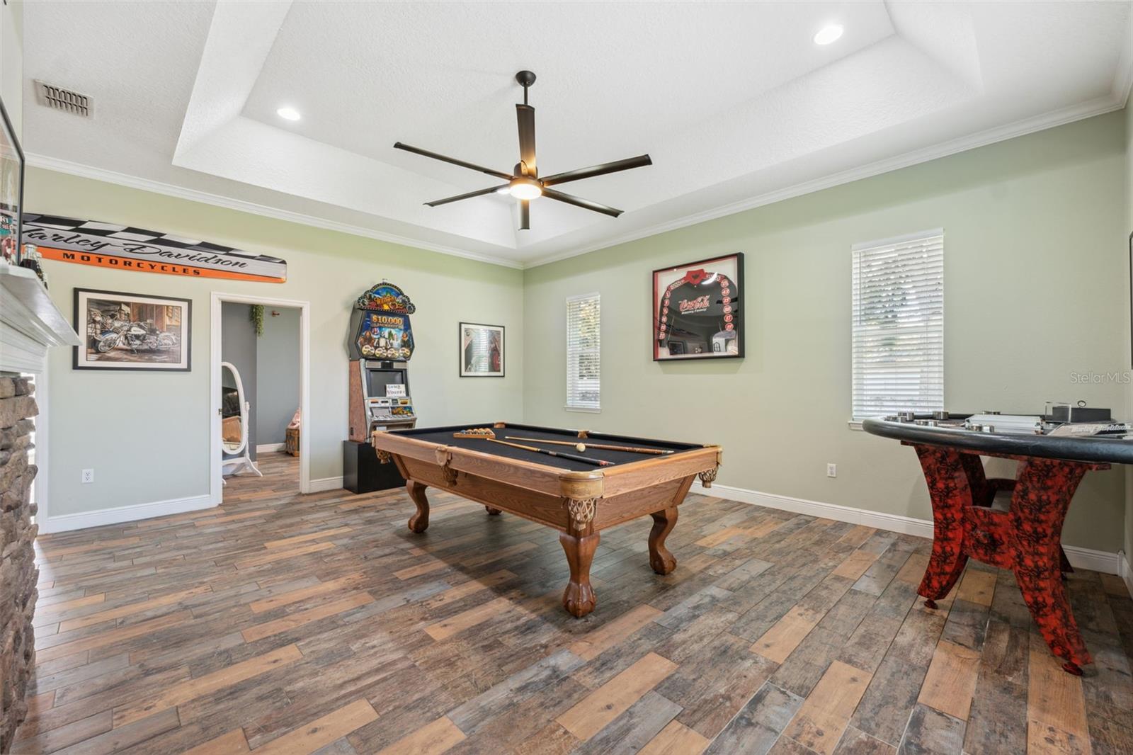 Oversized game/bonus room!