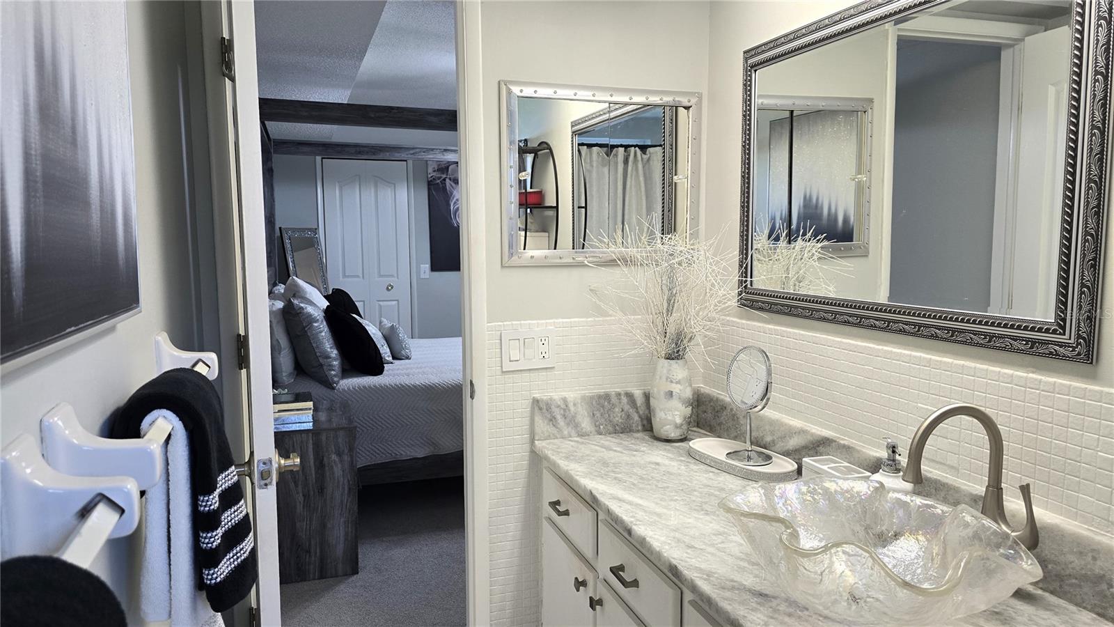 en suite walking into the master