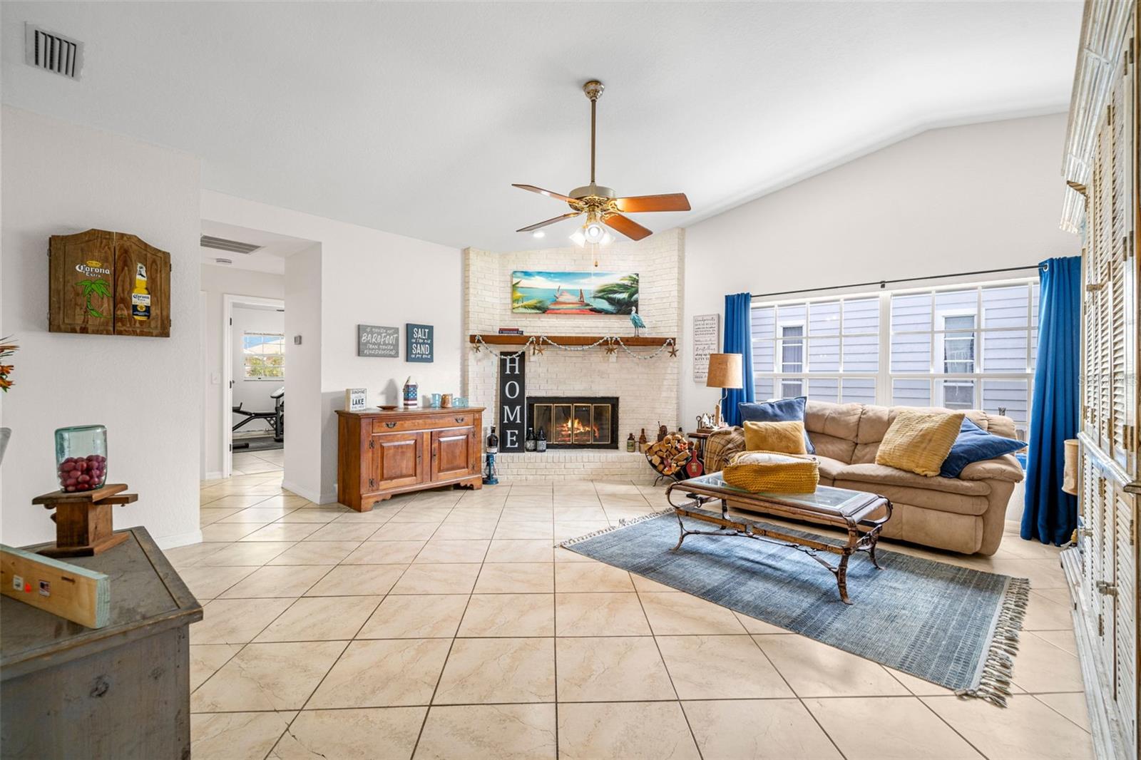 Familyroom with fireplace