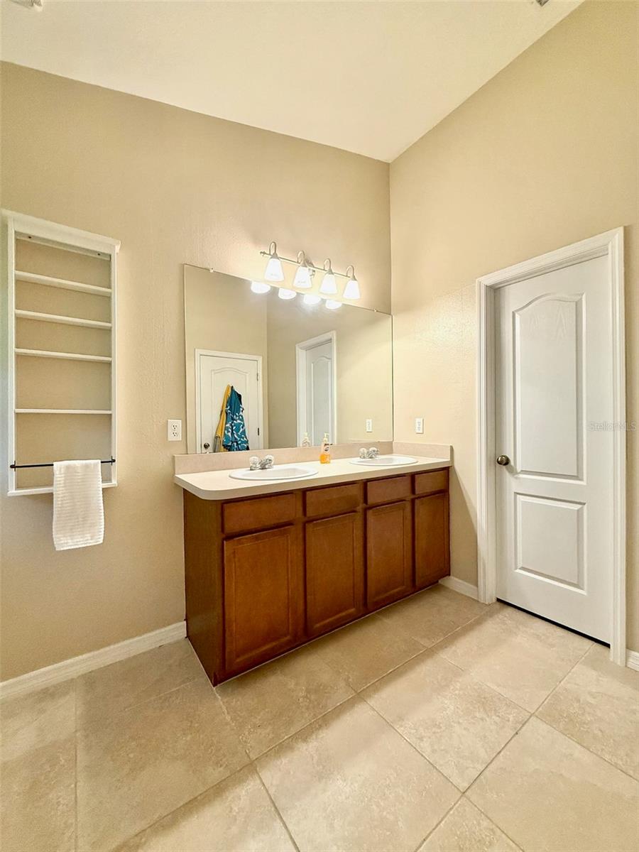 En Suite Bath with walkin closet