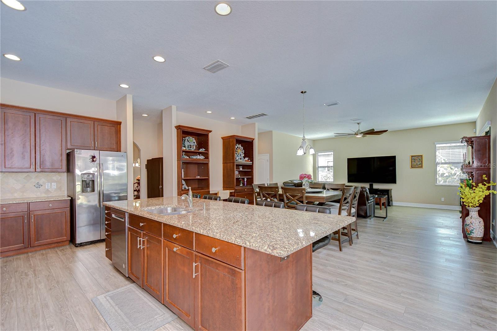 Large living area, great for entertaining