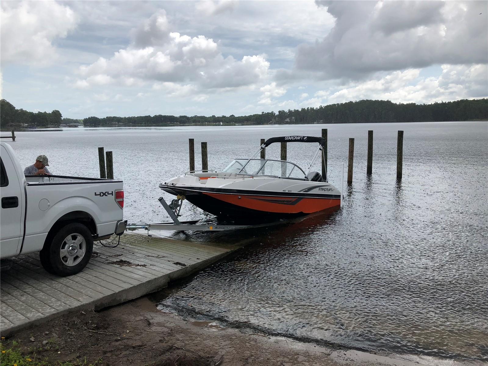 2018 Starcraft 19' Boat, 115 HP engine and trailer