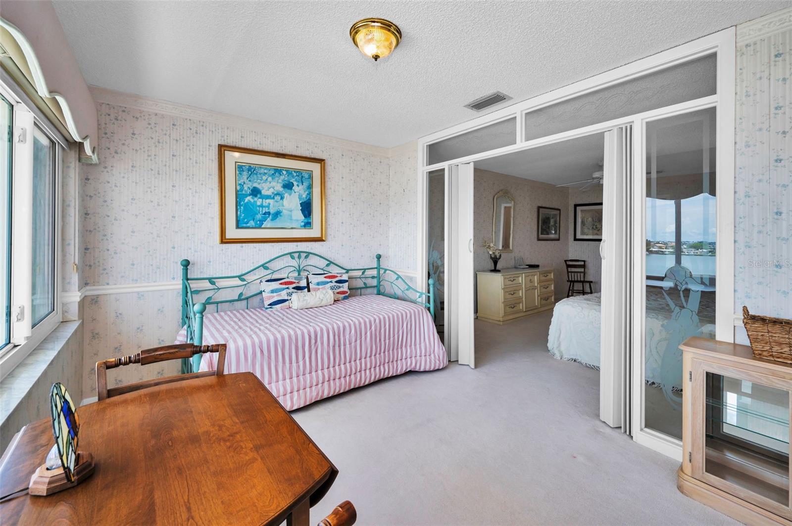 Spacious Florida room