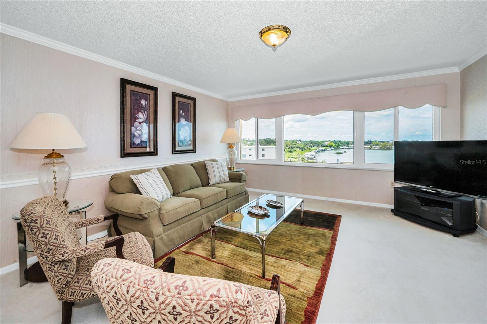 Spacious living room