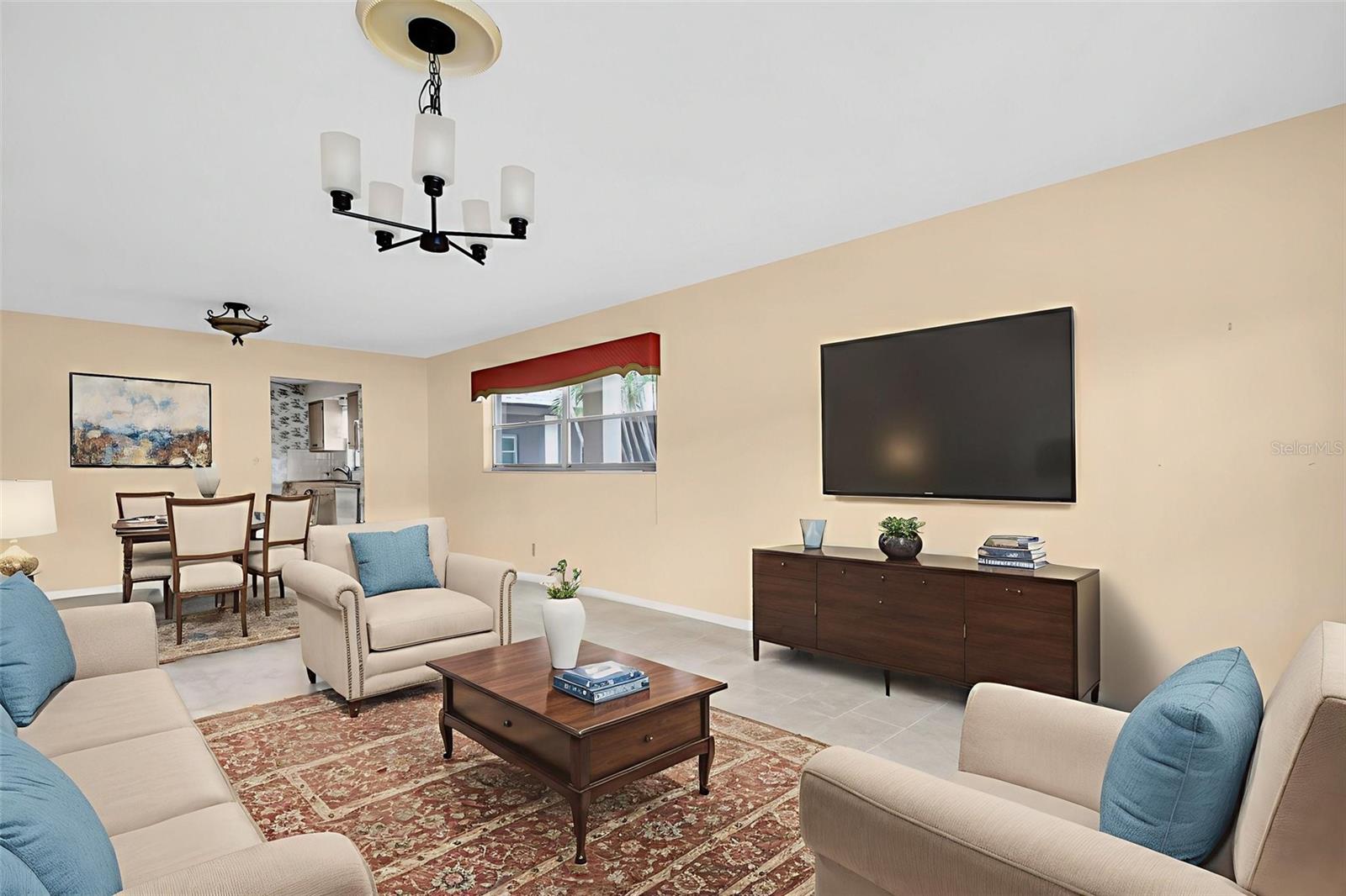 Living Room/Dining Area