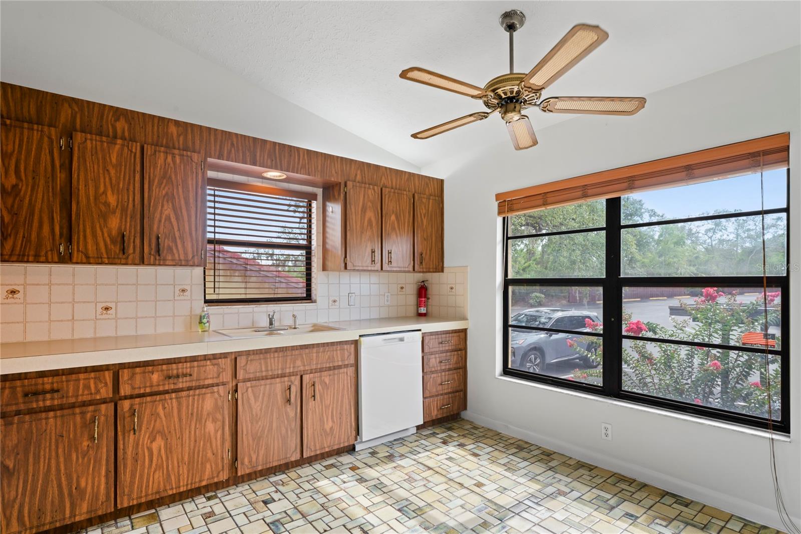 SPACIOUS KITCHEN