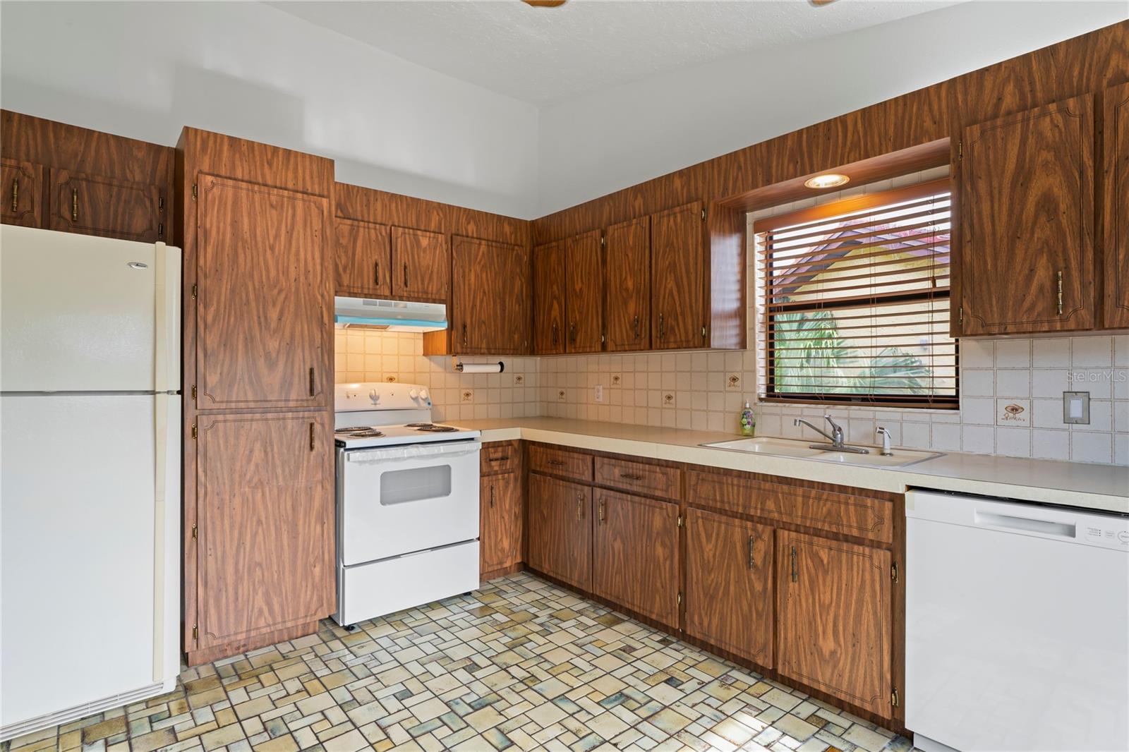 NEW OVEN & DISHWASHER