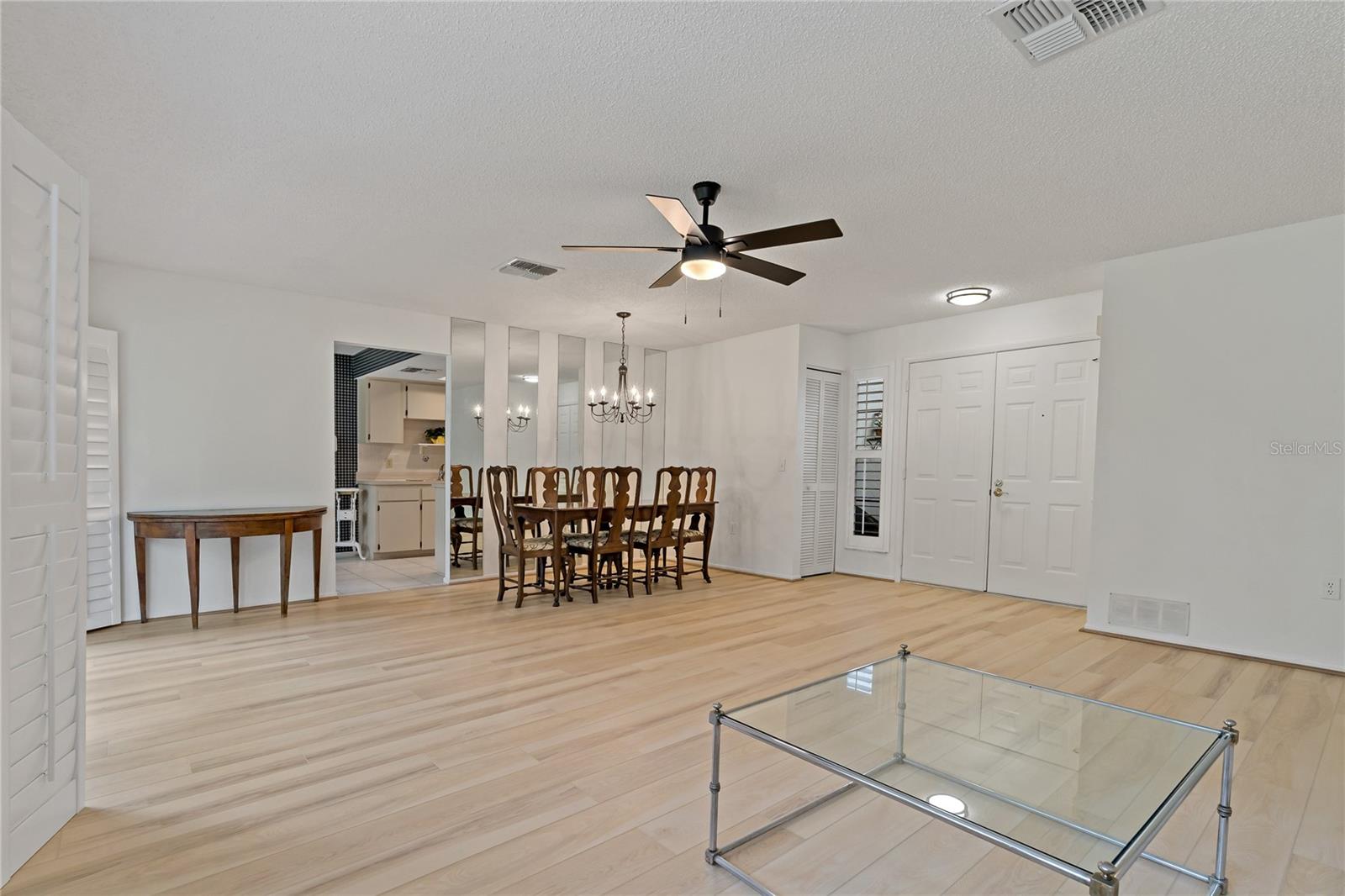 GREAT OPEN FLOOR PLAN ~ YOU WILL FEEL RIGHT AT HOME HERE!