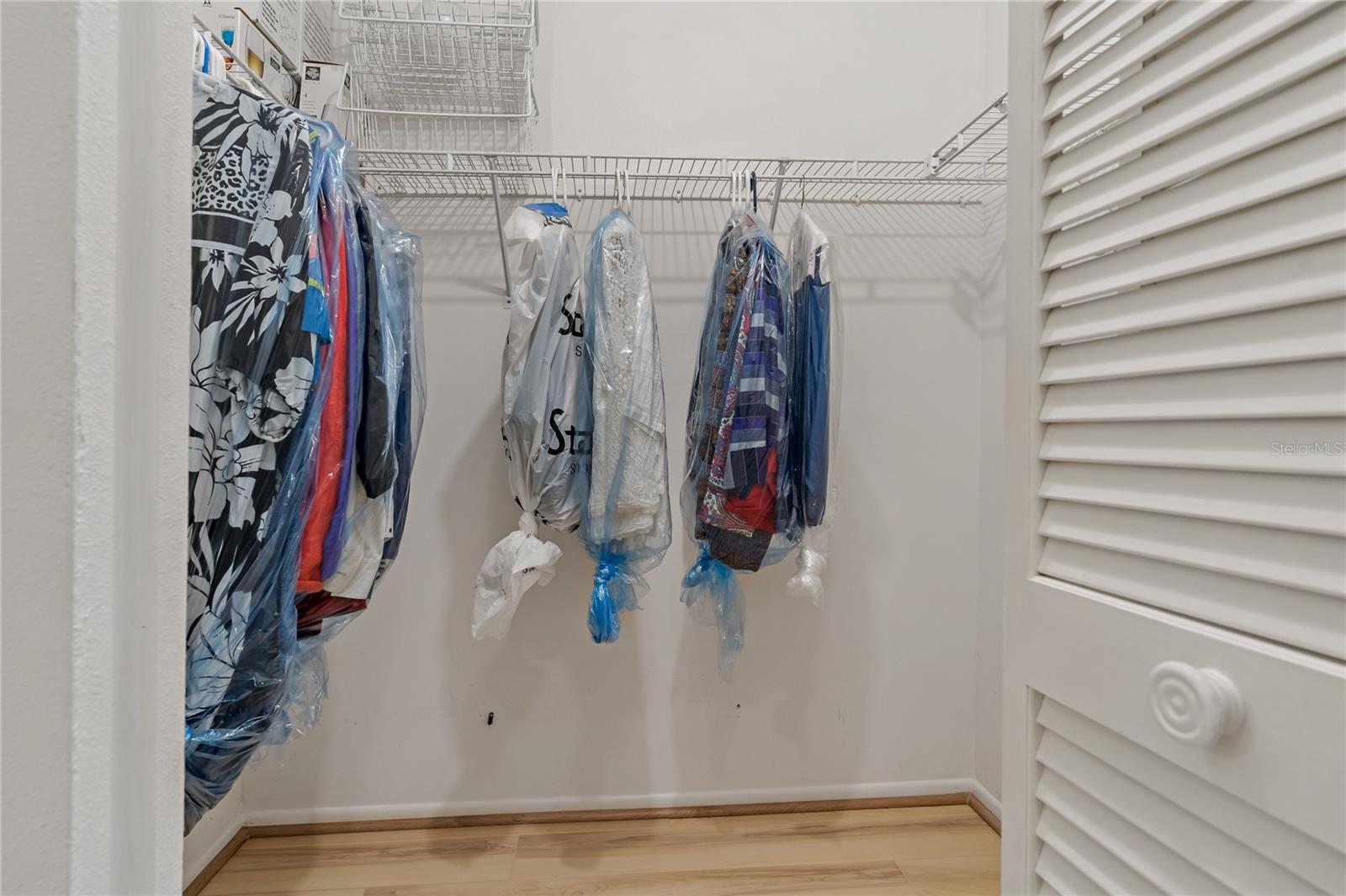 WALK IN CLOSET