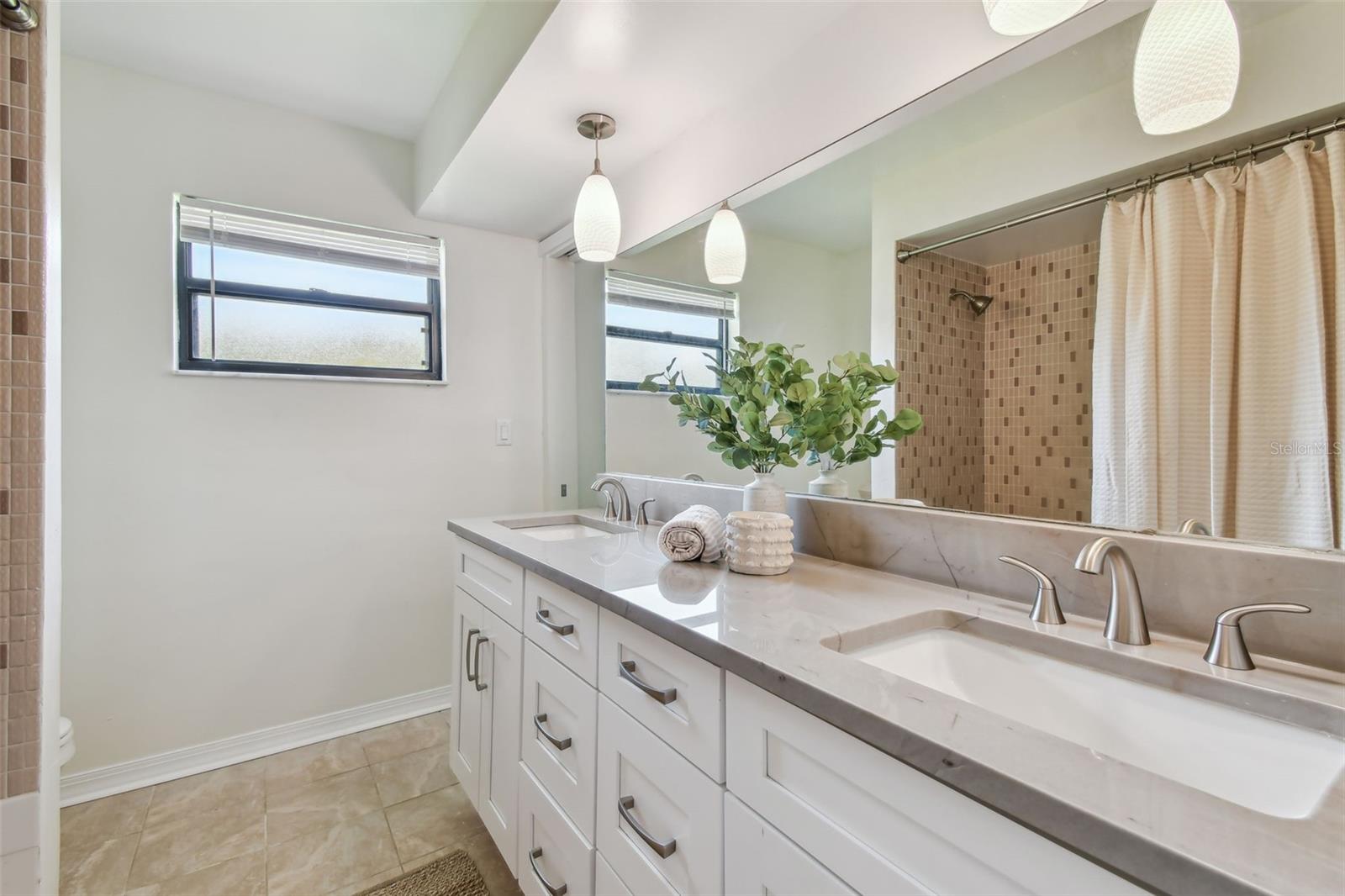 Jack and Jill bath with tub