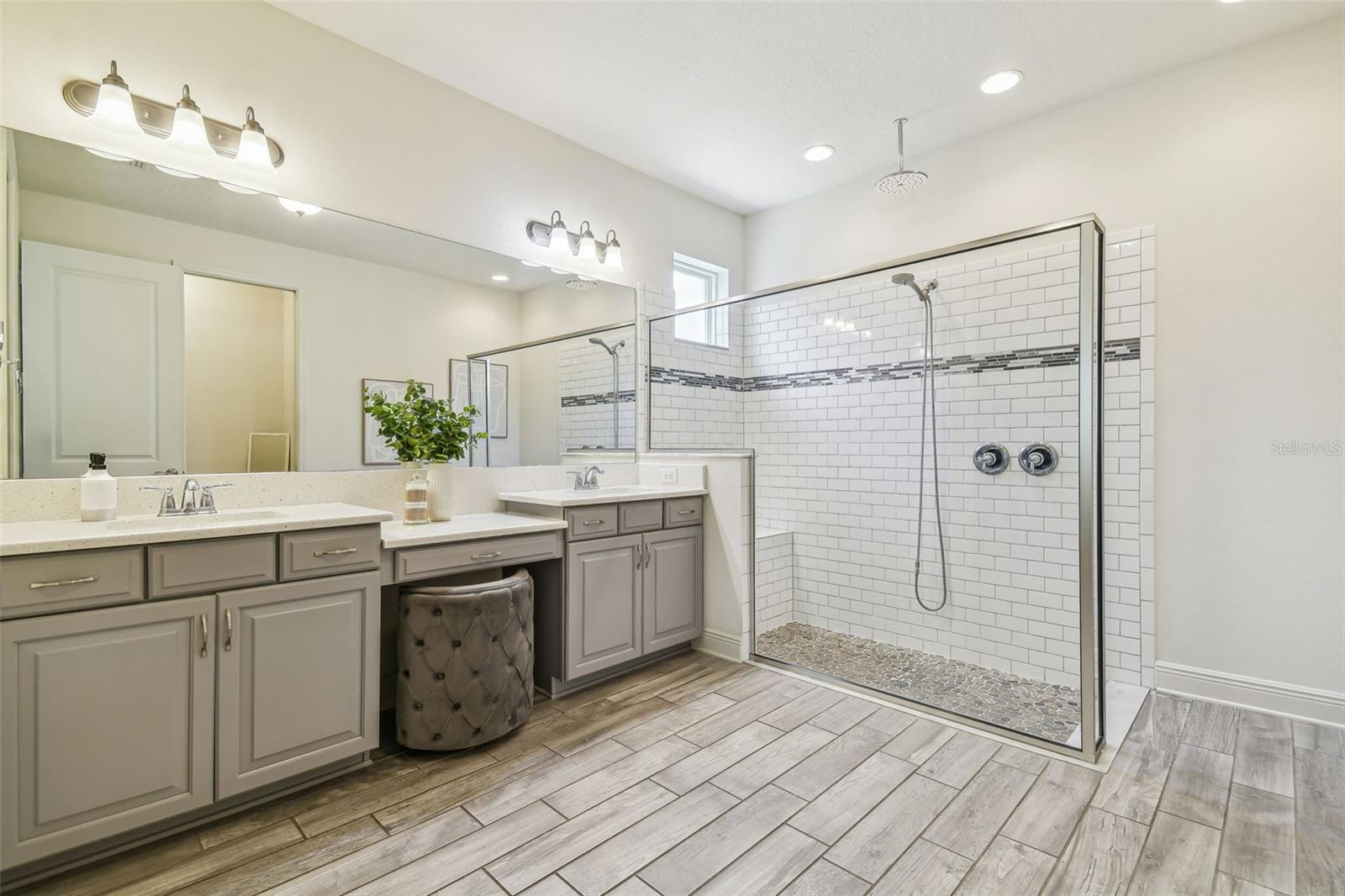 Spacious! A dream bathroom designed to meet all your needs!