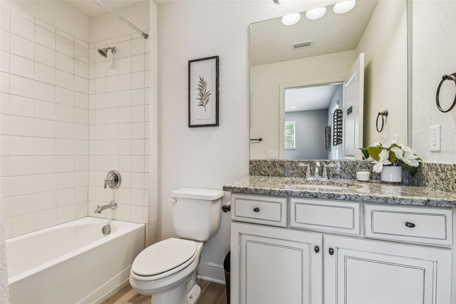 Loft bathroom (bath 2)