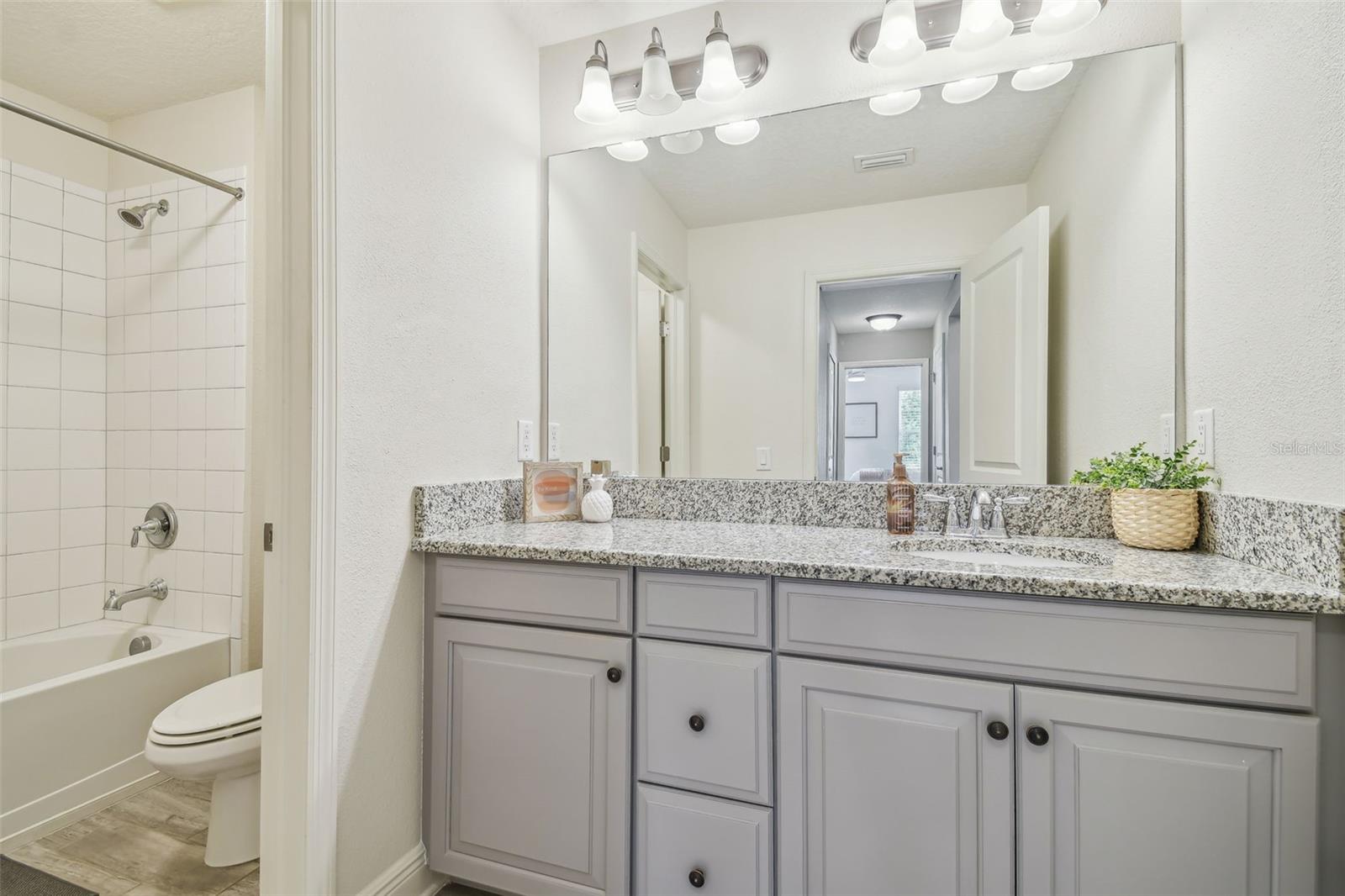 Family bathroom (bath 3)